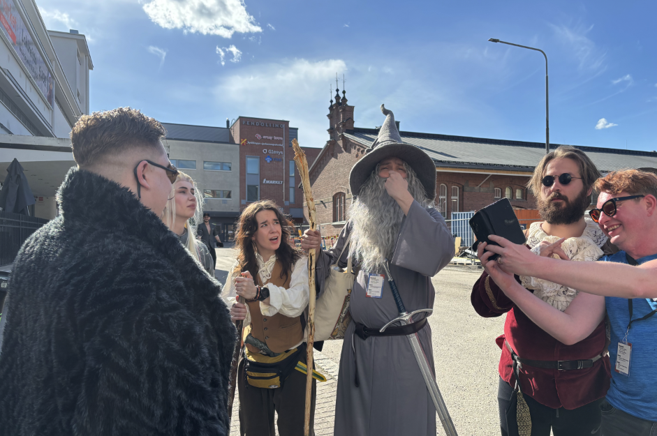 Festivaalitunnelmaa aurinkoisen Tampereen kaduilla